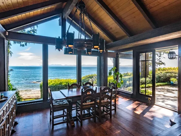 3581 Beach Ave, Sunshine Coast, BC V0N 2W2