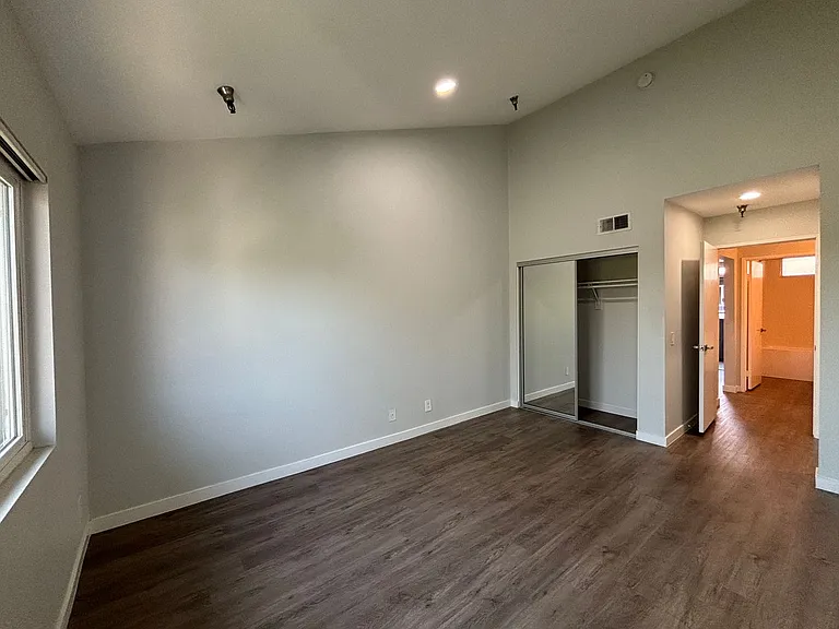 110 S Sweetzer Ave — Photo 54