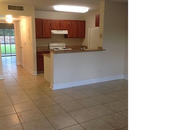 3rd image of 1411 Meadows Cir W #1411