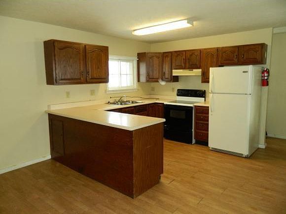 2nd image of 90 Gore Rd