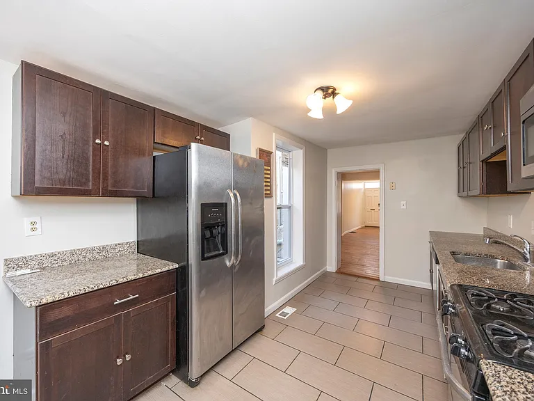 206 E Cross St — Photo 11