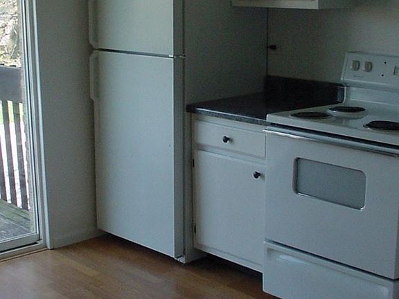 Kitchen. Electric oven, dishwasher, patio.