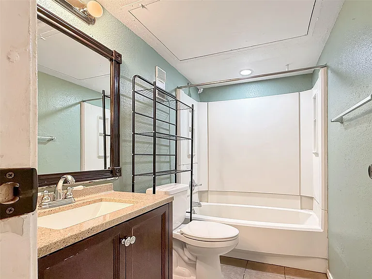 12905 Woodforest Blvd #601 — Photo 14