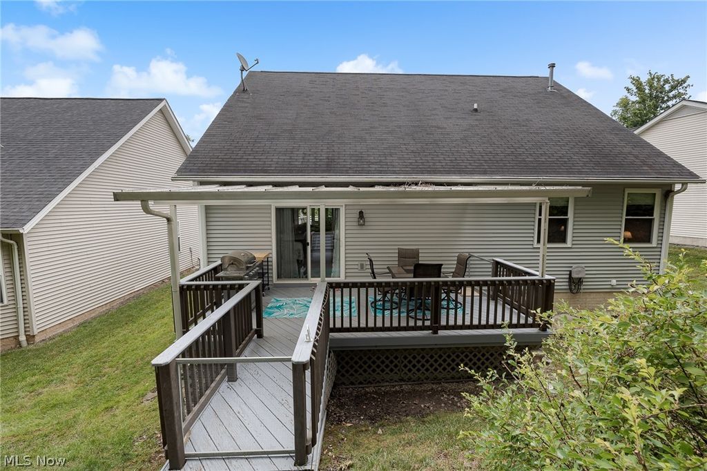 18340 Crystal Lakes Dr, North Royalton, OH - View 6