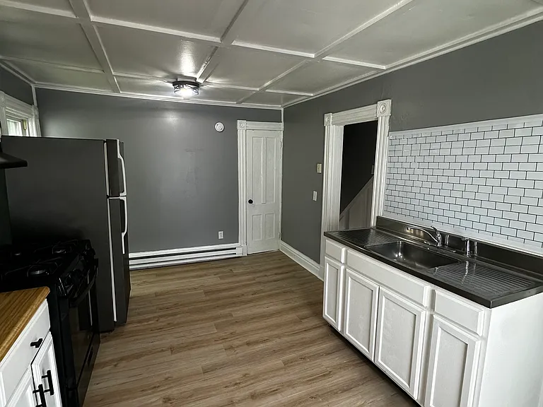 377 Flower Ave E #1 — Photo 3