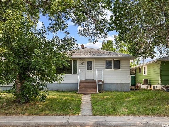 2nd image of 403 17th AVENUE E