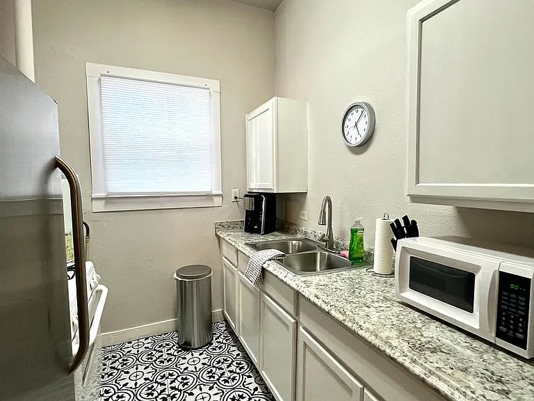404 E Carson St — Photo 10
