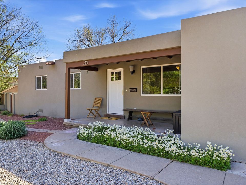 1st image of 210 Las Mananitas St