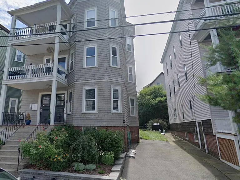 Private two-car driveway, exclusive use by 3rd floor