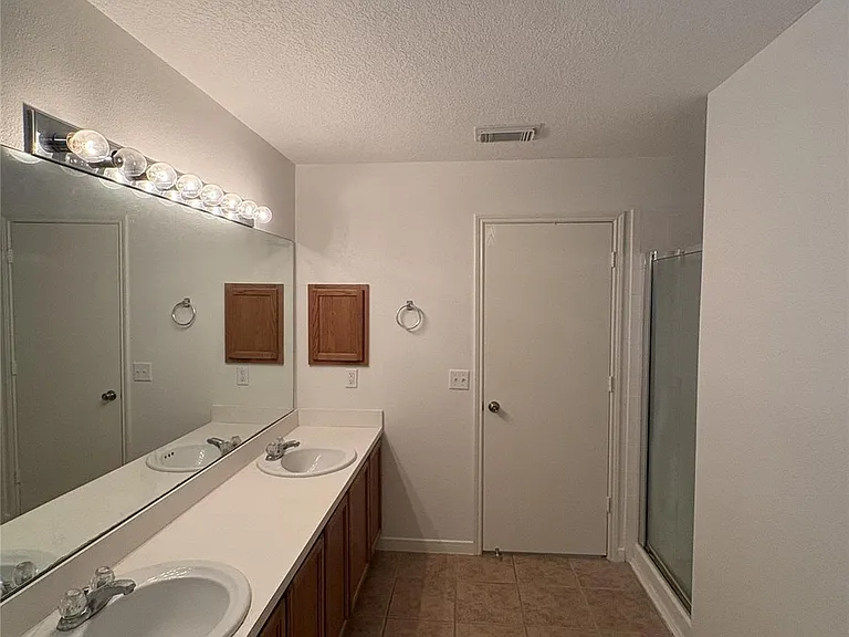 17511 Hoover Gardens Dr — Photo 6