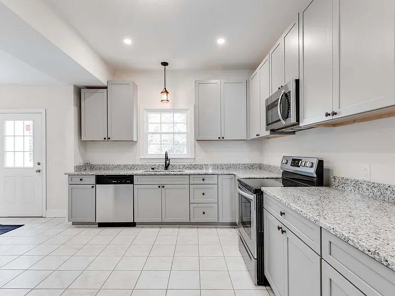 2114 Venable St — Photo 11