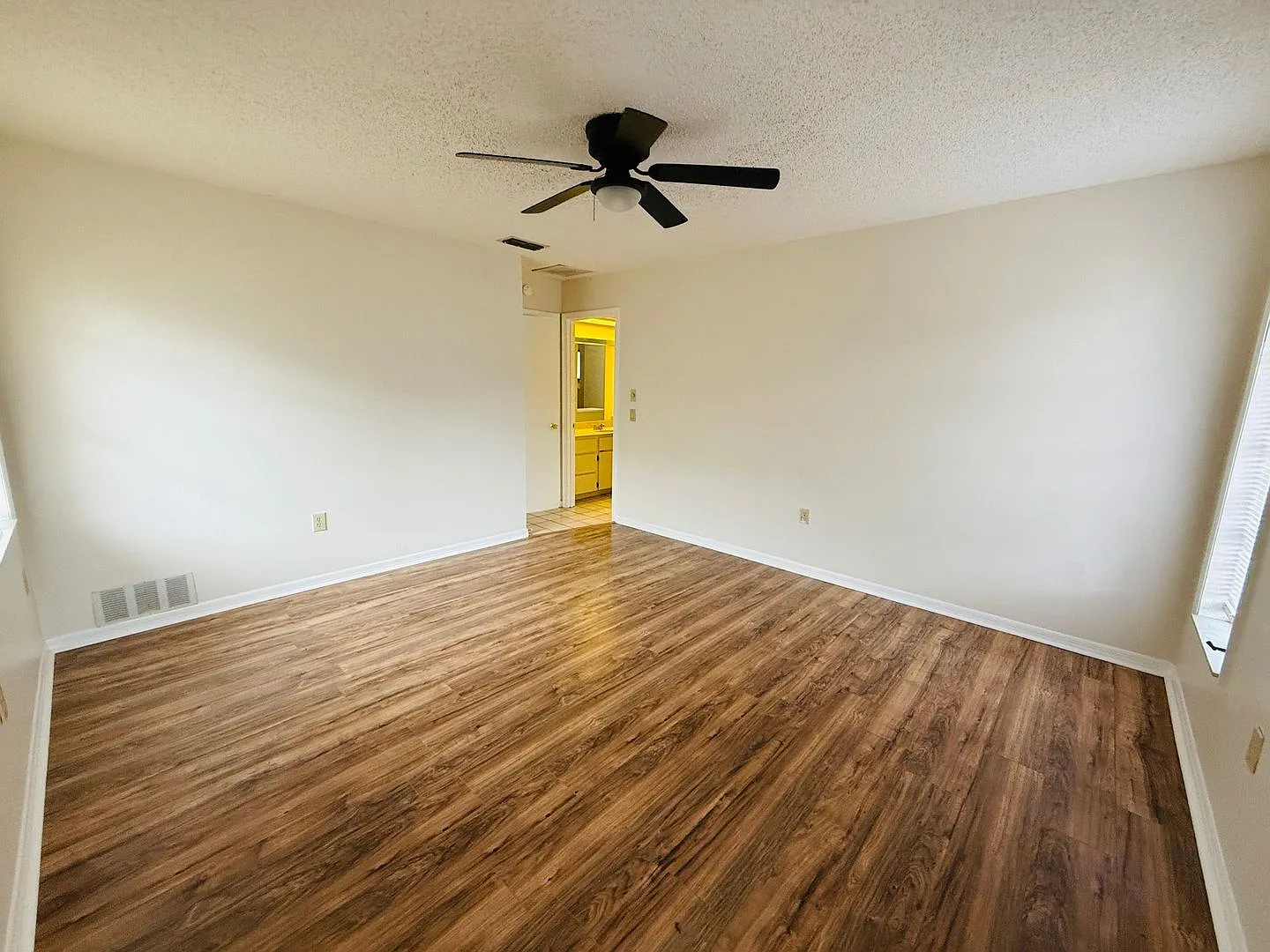 2 Bedroom 2 bathroom home for Rent in Weeki Wachee FL! — Photo 4