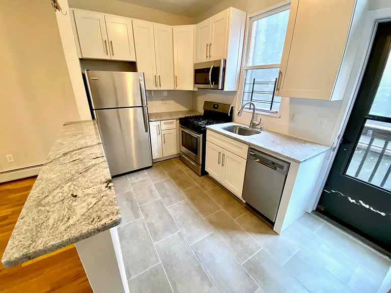 323.5 Pavonia Ave — Photo 2