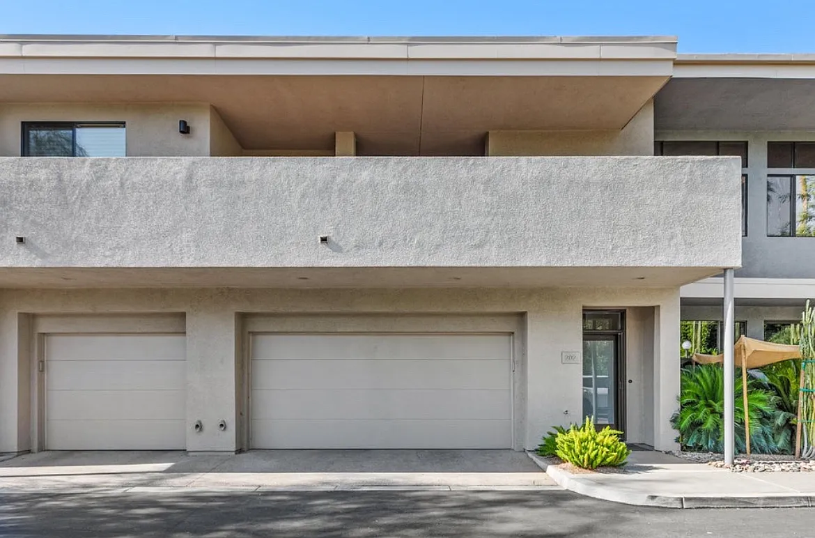 Building Photo - 780 E Palm Canyon Dr #202