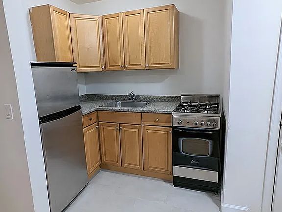 2nd image of 220 E 49th St APT 4B
