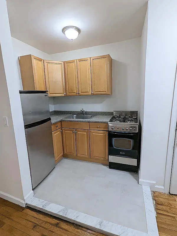 Building Photo - 220 E 49th St #4B