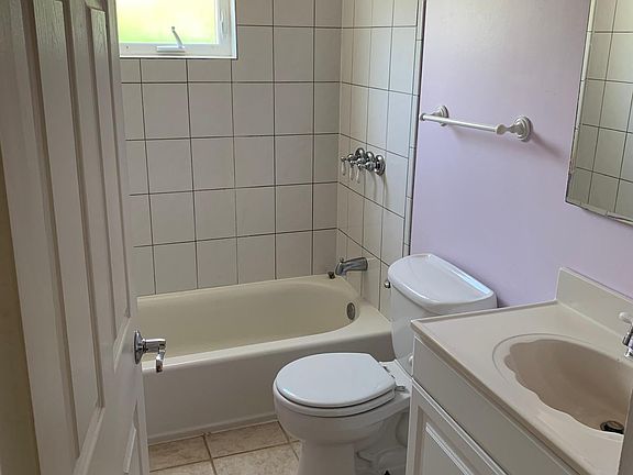 Upstairs Full Bathroom