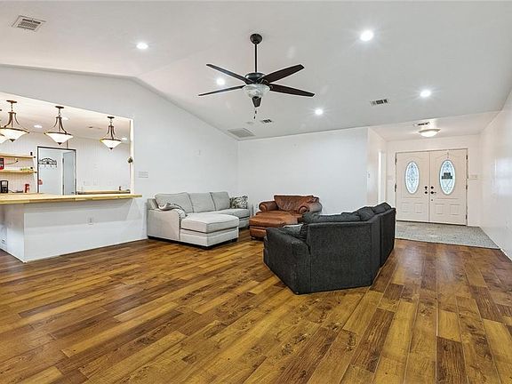 3rd image of 505 Park Blvd