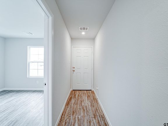 3rd image of 411 Bluebonnet Cir