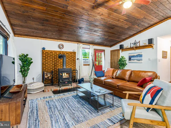 63 Bridesburg Ln, Great Cacapon, WV 25422