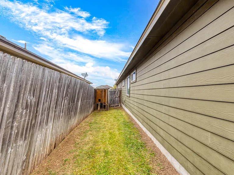 1021 Lauren St — Photo 23