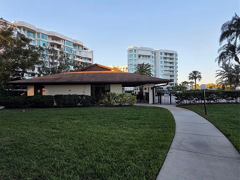 100 Oakmont Ln #305 — Photo 8