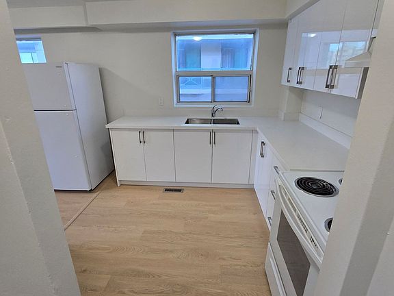 2nd image of 914 Sheppard Ave W #1