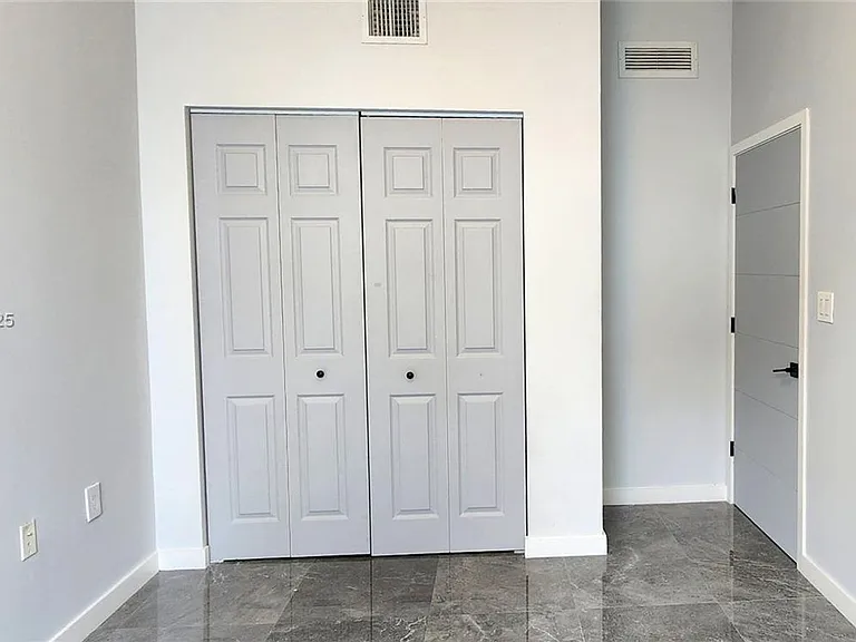 2146 Van Buren St #403 — Photo 10