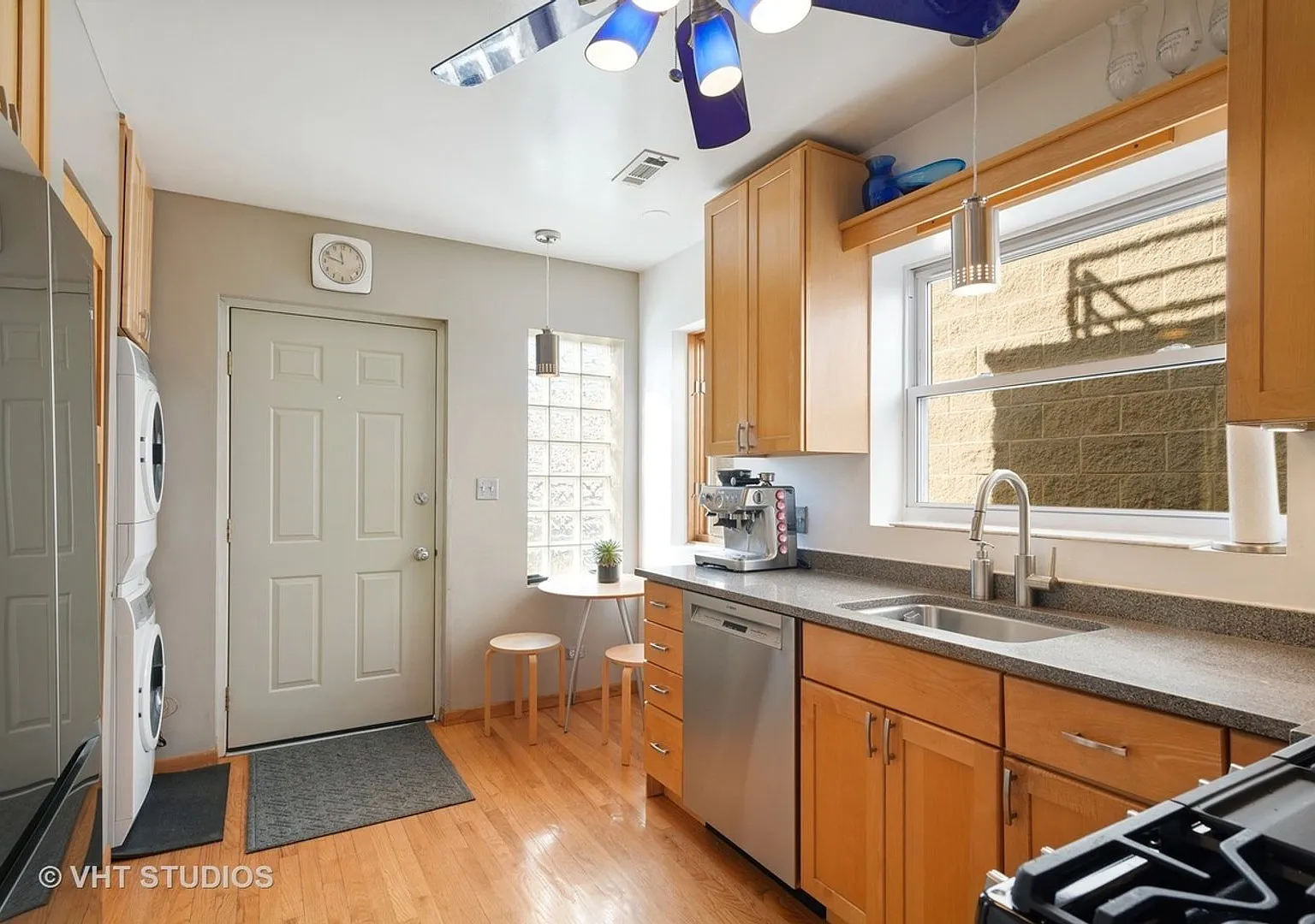 4b3b Duplex Living in The Heart of Wicker Park — Photo 4