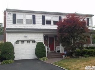 31 Stern Ct, Farmingdale, NY 11735
