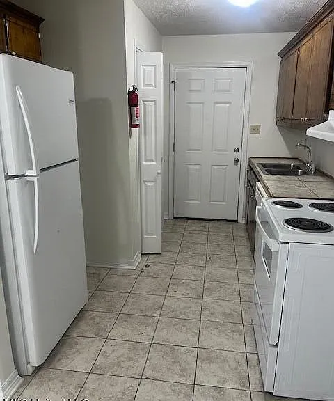 1000 Lucas Ln — Photo 2