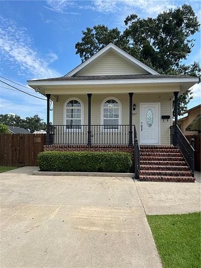 1st image of 527 Chalmette St