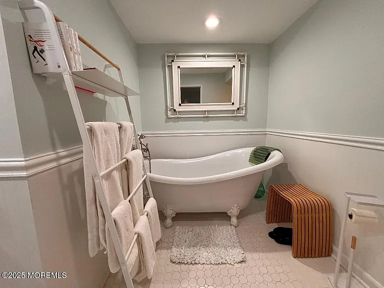 330 Sylvania Ave — Photo 26
