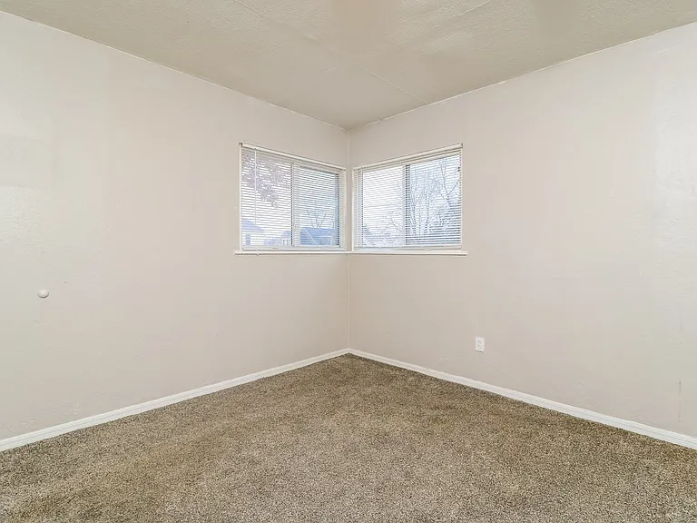 1049778_026_bedroom_13388191.jpg