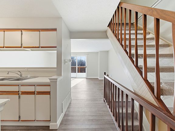 5th image of 217 Clearbrook Ct