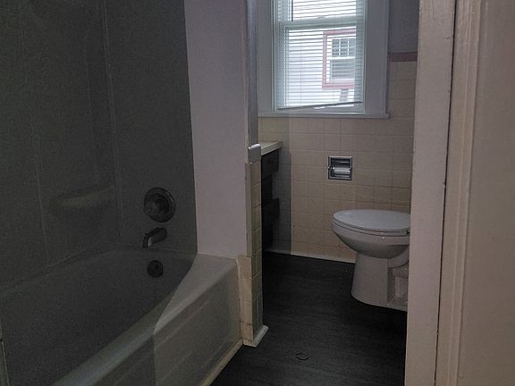 3rd image of 410 W Garfield St