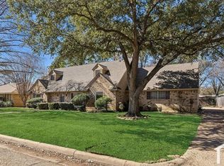 1704 Venetian Cir, Arlington, TX 76013