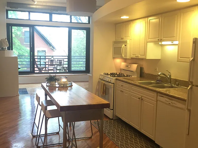 2012 W Saint Paul Ave #204 — Photo 2