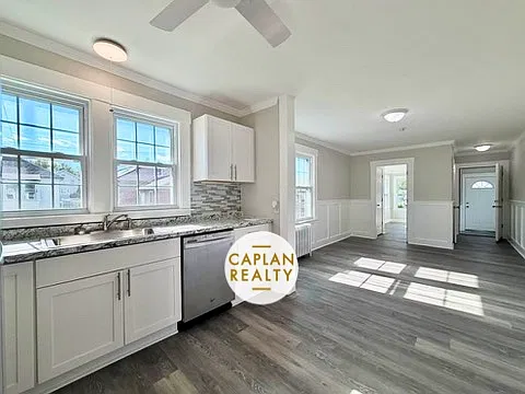 4 bed, 1.5 bath, 2618 sqft, $2,975 — Photo 2