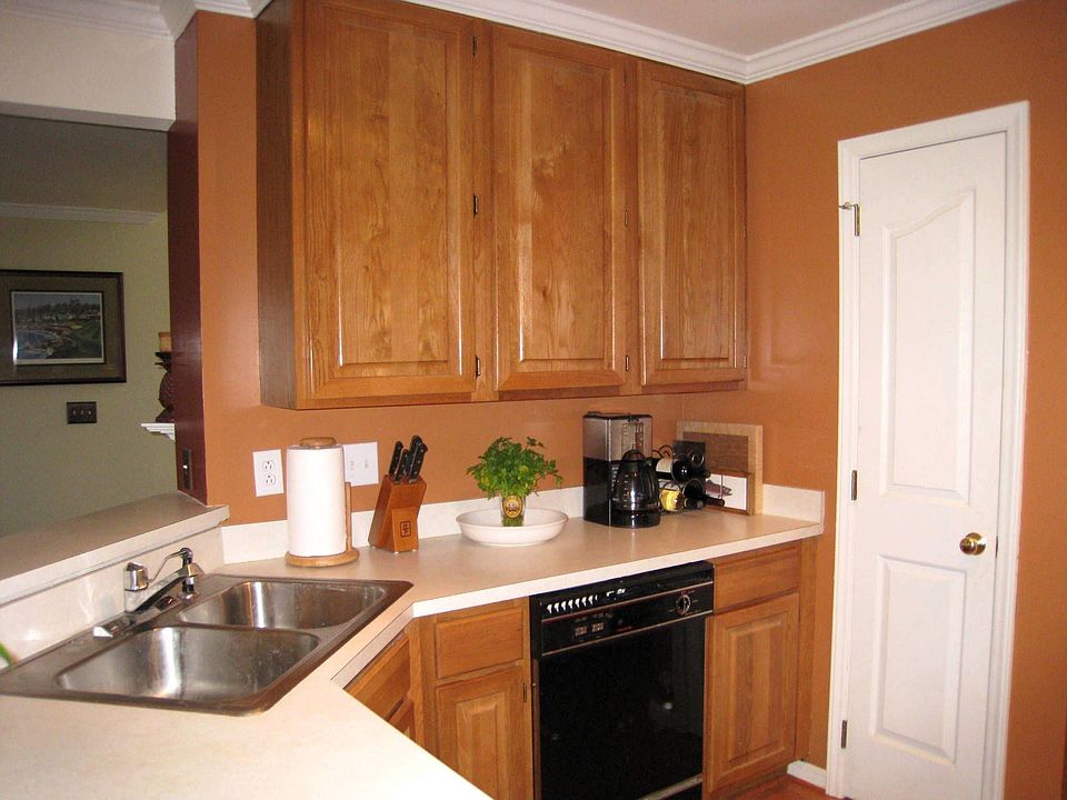 Beautiful upgraded wood cabinets