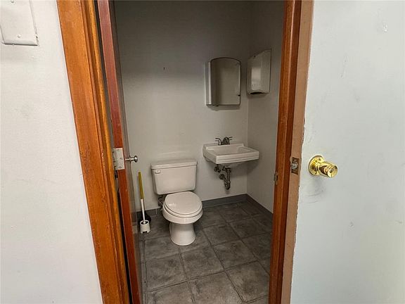 5th image of 4101 Brownsville Rd