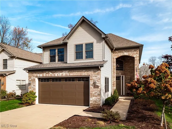 957 Elmwood Rd, Rocky River, OH 44116