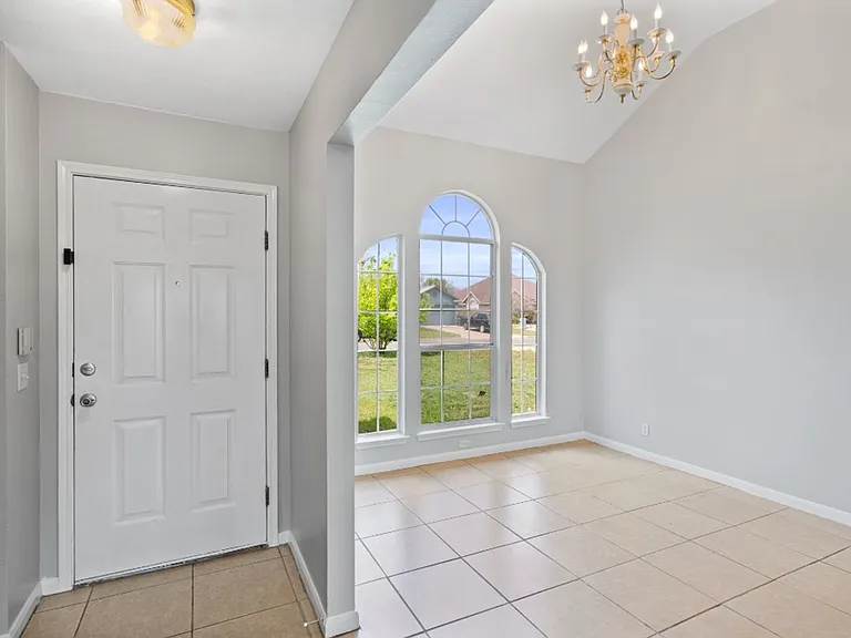 604 Maplecreek Dr — Photo 3