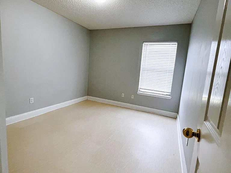 2344 Millford Ln W — Photo 12