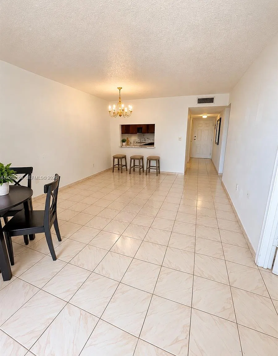 Samari Lake East Condo — Photo 2