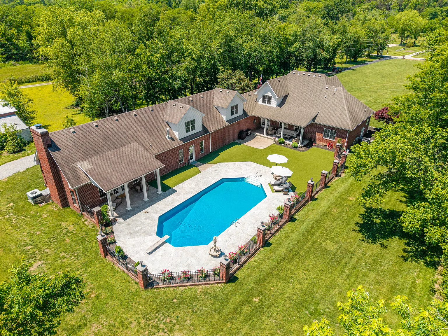 5 bed, 5.5 bath, 5400 sqft, $16,000 — Photo 1