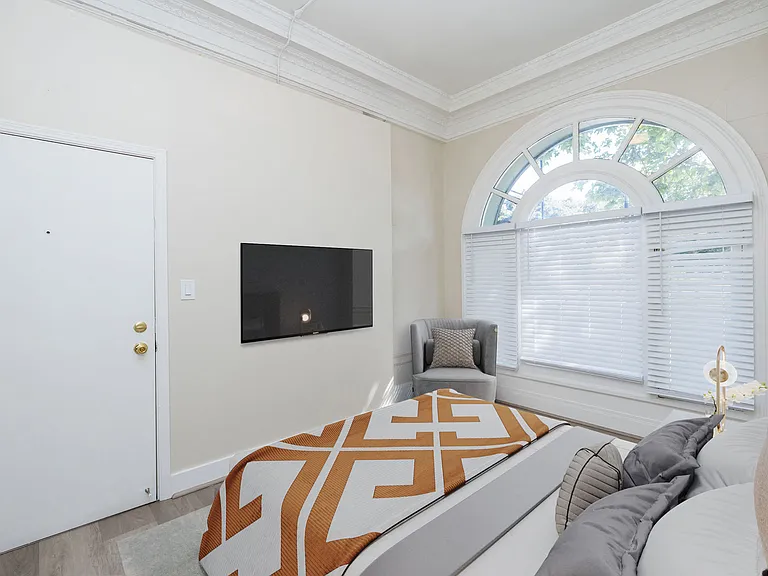 240 Grand — Photo 20