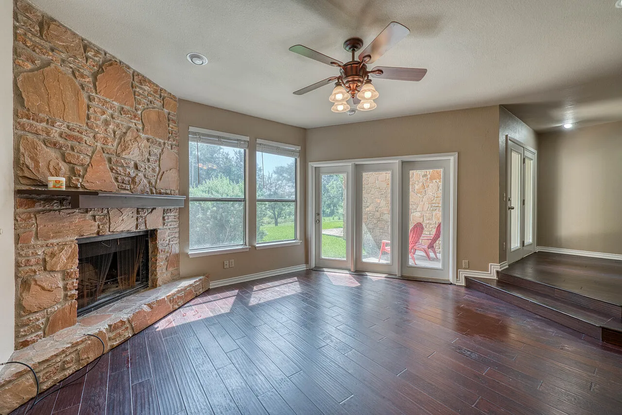 3 bed, 3.5 bath, 2099 sqft, $2,500 — Photo 4