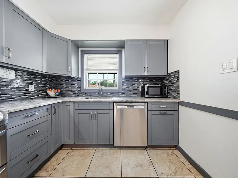3915 W Gray St — Photo 20