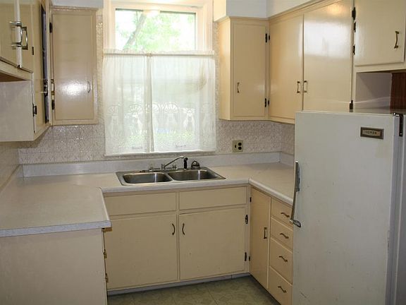 5th image of 521 Leland Ave